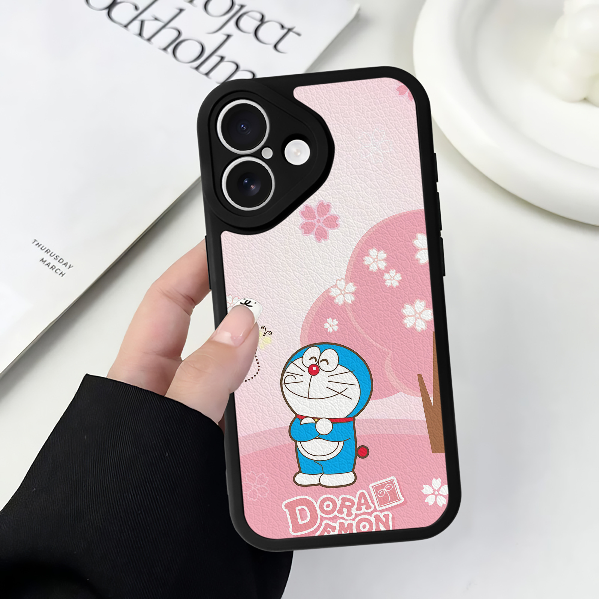（画像用） ドラえもん Doraemon 【iPhone 16シリーズ対応】シリコンスマホケース（レザー調） 材質：シリコン